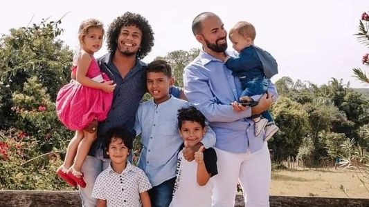 Logró el sueño de la casa propia para los 5 hermanitos que adoptó con su marido, pero una tragedia lo golpeó