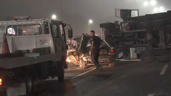 Impactante accidente en la Riccheri: así quedaron un camión volcado y un auto destruido. (Foto: A24.com) Impactante accidente en la Riccheri: así quedaron un camión volcado y un auto destruido. (Foto: A24.com)