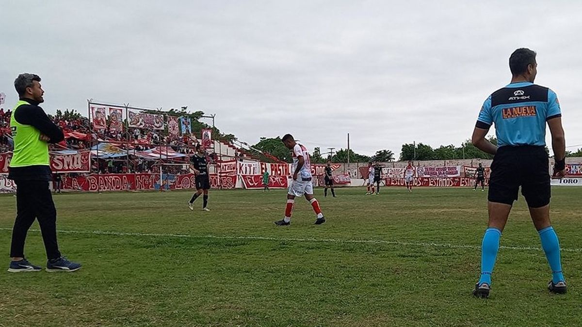 El tiroteo comenzó en las tribunas.