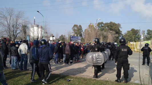 Nuevos incidentes en la destilería YPF de Ensenada entre trabajadores de la UOCRA