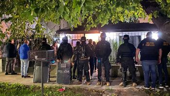 En el marco del importante operativo Cisne Negro, el hombre de 35 años fue detenido por efectivos policiales en su vivienda,. (Foto: Interpol)