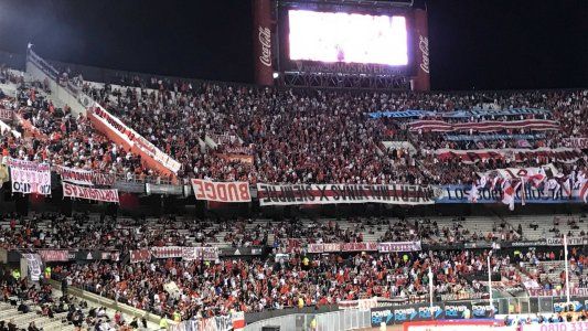 Que se vayan todos: en el Monumental, los hinchas de River repudiaron a la barra por causar la suspensión