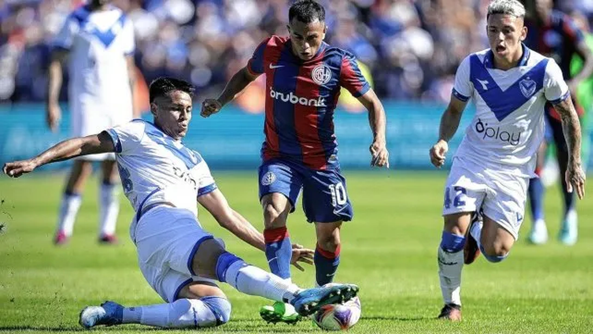 Mucha disputa y poco fútbol en Liniers. (Foto: Telam)