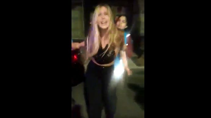 Colegiales: joven fuera de sí, insultó y hasta besó a un policía