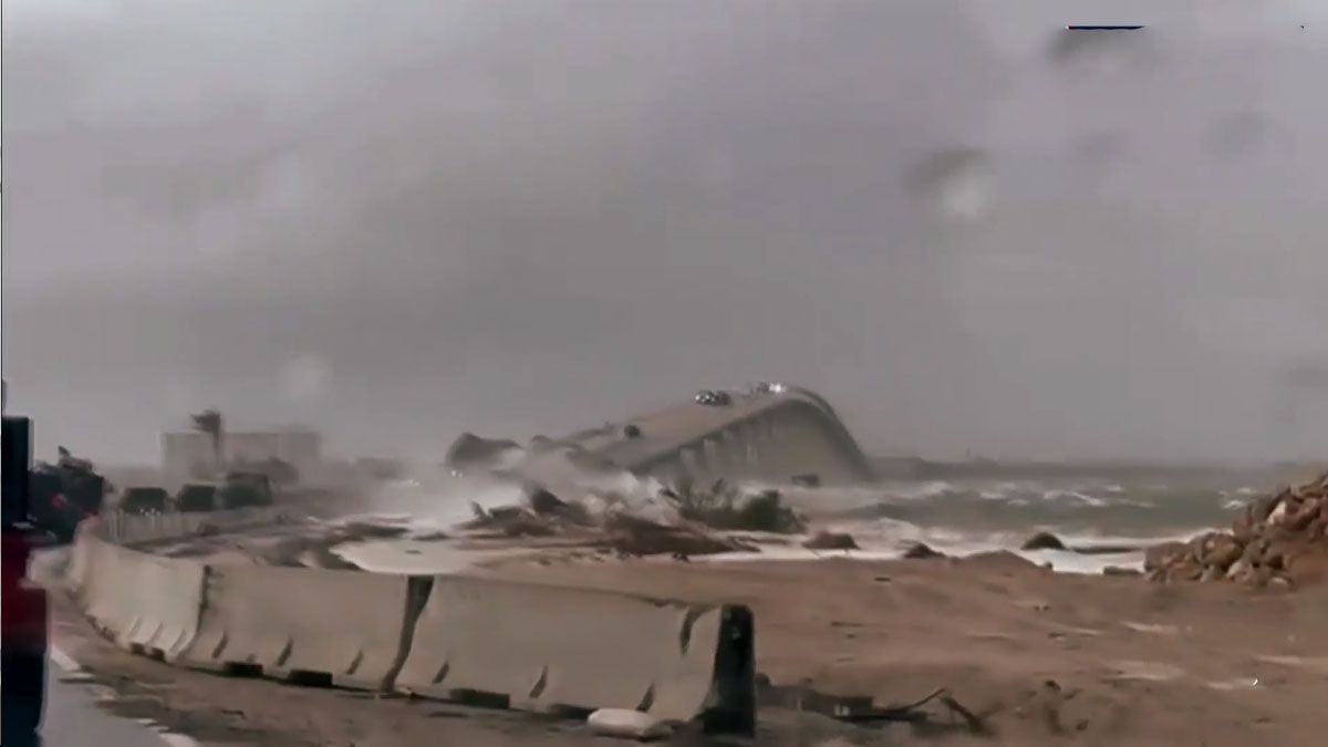 El paso del hurac&aacute;n Idalia, hace que el agua golpee con fuerza a un puente en Perry. (Foto Captura de TV) &nbsp;