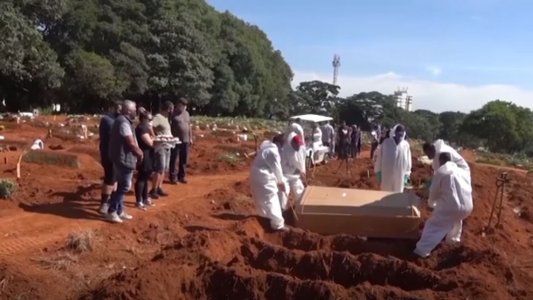 Brasil llega a 300 mil muertes y citan a un comité de crisis