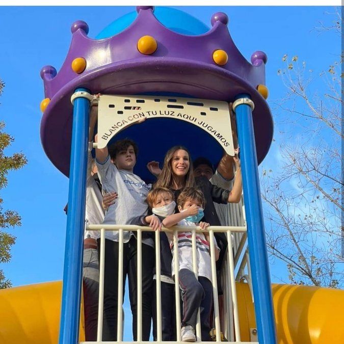 Pampita junto a sus hijos, su marido y su ex inaugurando la plaza en el hogar Santa Marta, que rendirá homenaje a Blanquita, su hija fallecida e 2012.