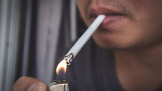 Prendió un cigarrillo y se lo robaron cuando paró en un semáforo