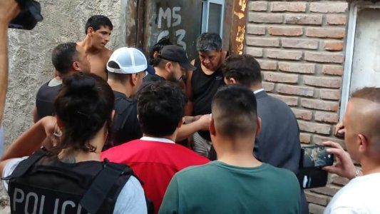 Detuvieron a dos jóvenes por el ataque al turista australiano frente a la Facultad de Derecho