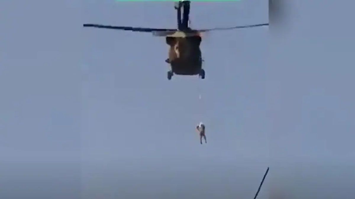 El cuerpo de un hombre ahorcado cuelga de un helicóptero en Kandahar (Foto: Red de Twitter de periodistas en Afganistán)