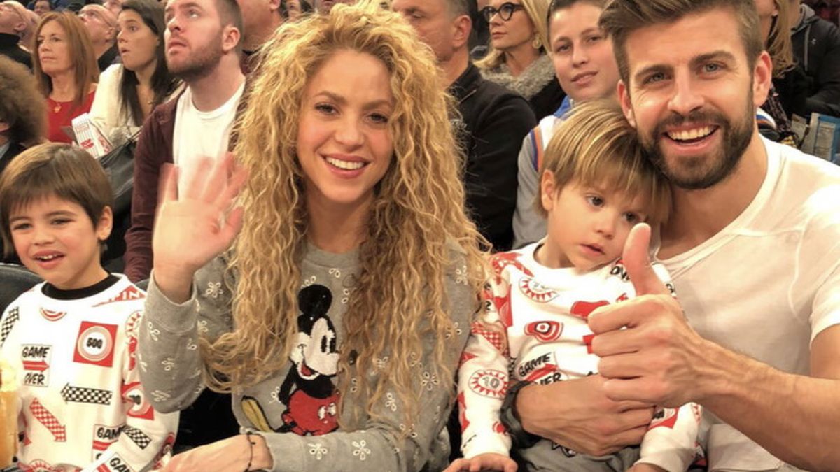 Shakira y Gerard Piqué junto a sus dos hijos, Sasha y Milan.