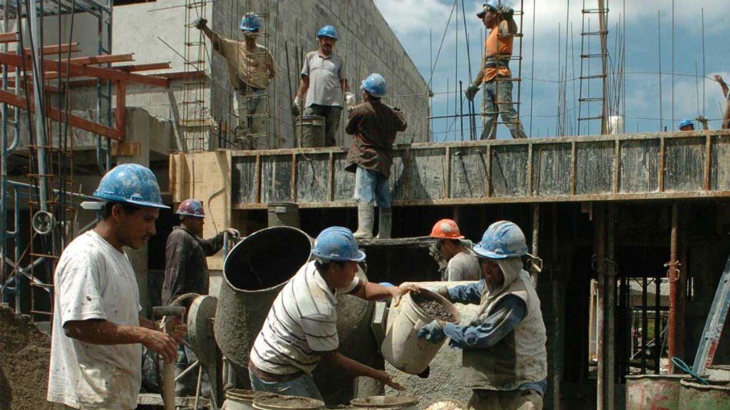 La actividad industrial bajó 2,3% en octubre y la construcción 9,5 %