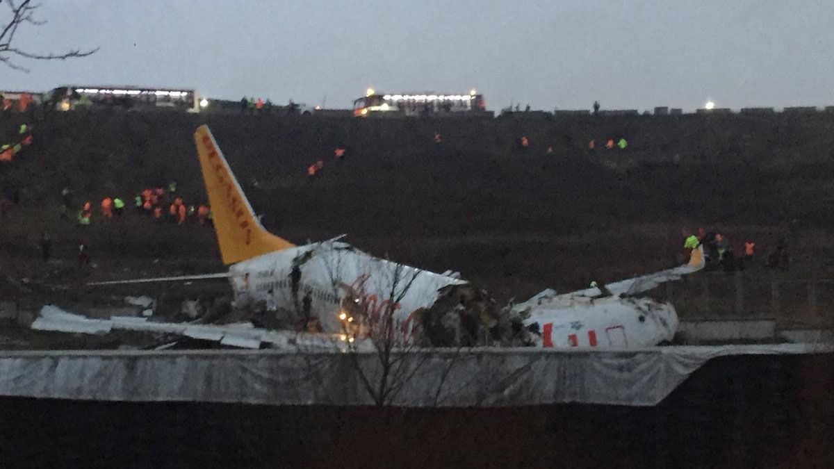 Estambul: un avión con 177 pasajeros se despistó al aterrizar y se partió en tres