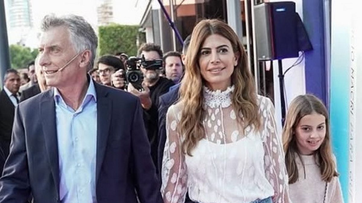 A los 14 años, Antonia, la hija de Mauricio Macri se lanzó como modelo y su mamá Juliana Awada explotó de amor