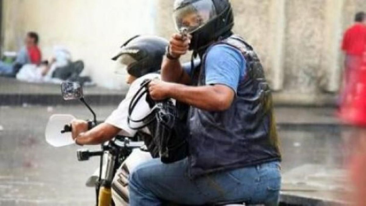 Un policía de la Ciudad se enfrentó a cuatro motochorros que quisieron asaltarlo y mató a uno