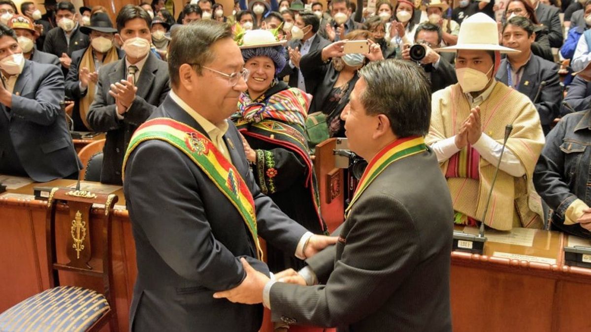 Sin traspaso de atributos, Arce asumió como presidente de Bolivia