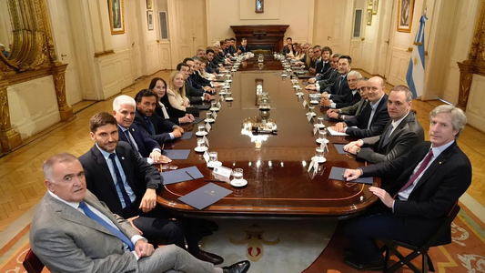 Santilli estrena despacho en Casa Rosada recibiendo a gobernadores de la oposición dialoguista