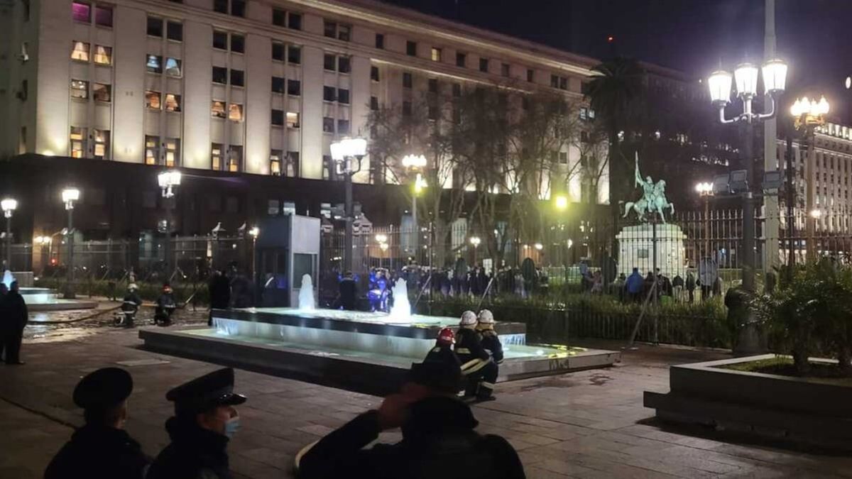 Incidentes en Casa Rosada: arrojaron piedras y antorchas cuando estaba por salir Alberto Fernández (Foto en Twitter @marina_devita).