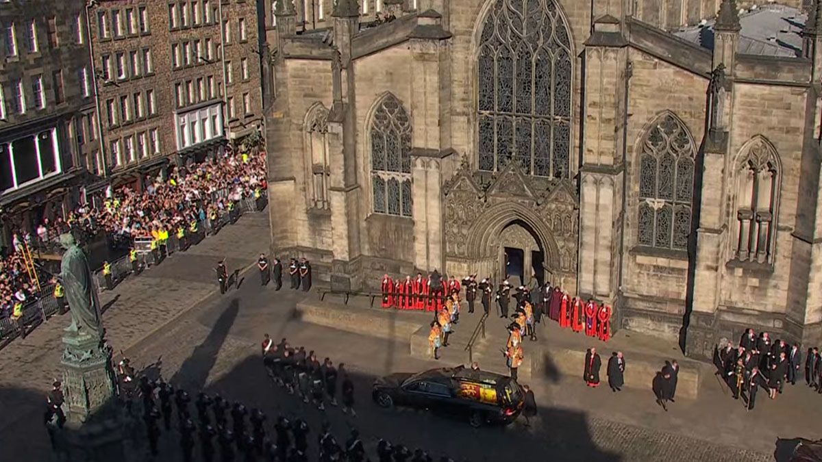 Los restos de la reina Isabel II dejan la catedral de San Giles, en Edimburgo, Escocia, para partir en avión hacia Londres (Foto: Captura de TV)