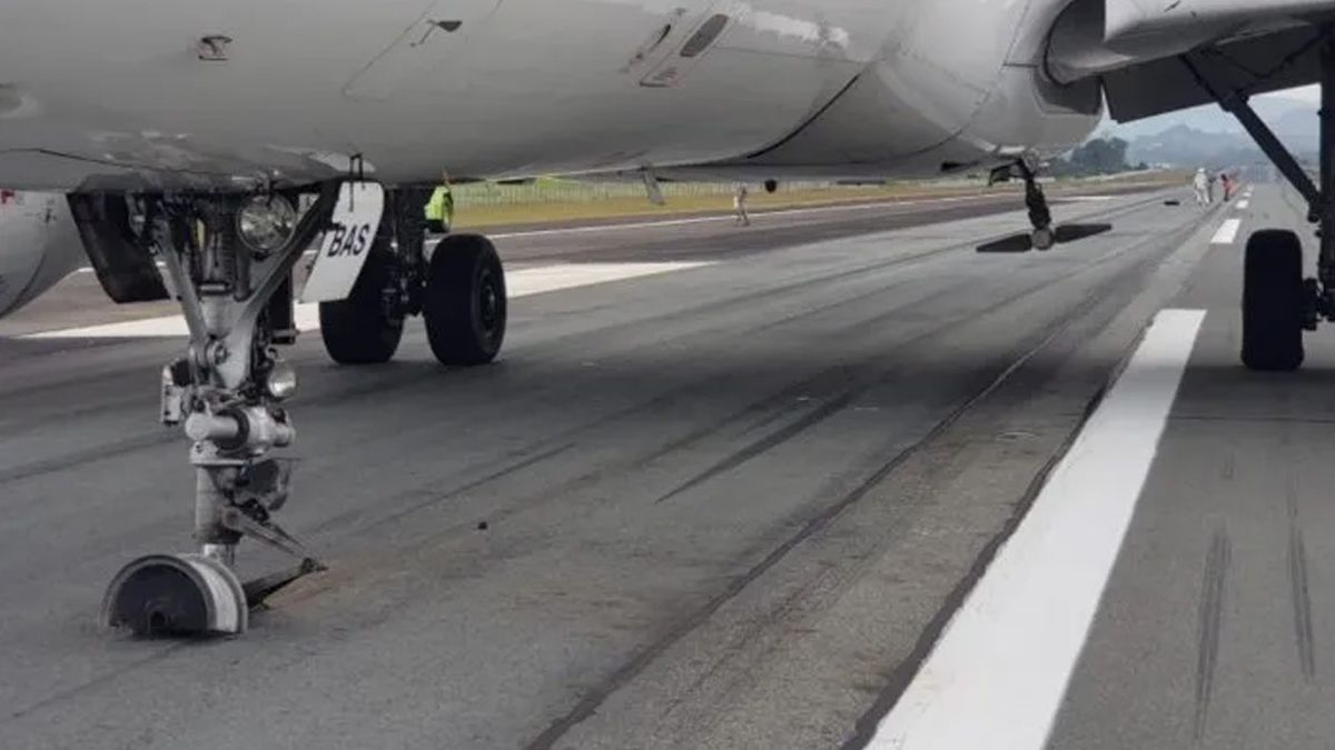 Dramático momento en un avión: explotó una rueda y aterrizó de emergencia