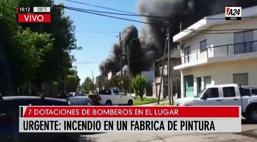 Incendio de una fábrica de pinturas en Loma Hermosa: hay 4 heridos en el Hospital Bocalandro