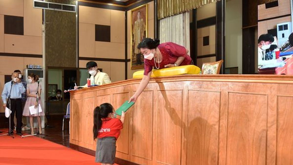 Nong Mew, durante su primer año en la universidad (Foto: Facebook oficial de la Universidad Buriram Rajabhat).