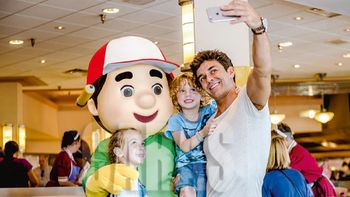 Las divertidas vacaciones de Mariano Martínez con sus hijos y su nueva novia en Disney