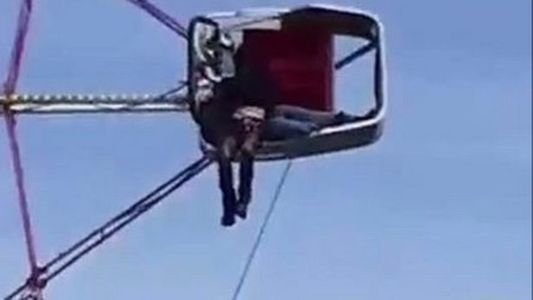 Terror en un parque de diversiones: el juego se activó y dos chicas quedaron colgando
