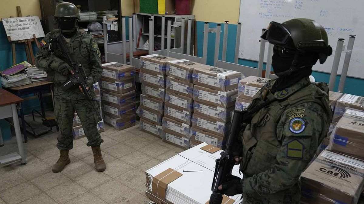 Gonz&aacute;lez y Noboa debieron usar chalecos antibalas y excesivamente fueron protegidos por militares en sus apariciones p&uacute;blicas. (Foto: AP)