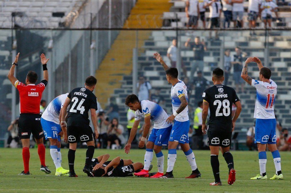 Escándalo en el fútbol chileno: suspendieron el clásico por un petardo que golpeó a Blandi