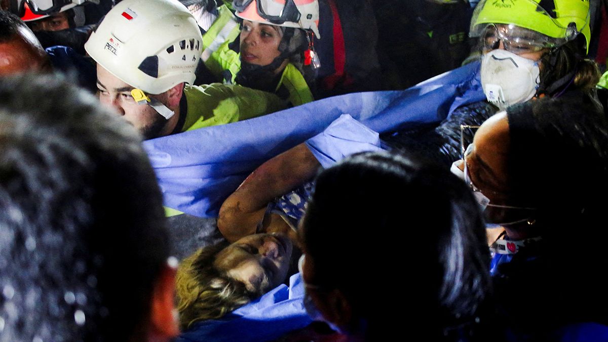 Rescataron con vida a una mujer entre los escombros en Cali. (Foto: Reuters)
