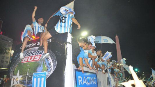 #RacingCampeón | El festejo del plantel racinguista con los hinchas en el Obelisco