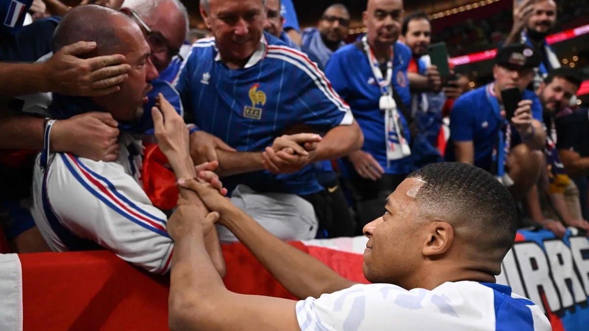 Mbappé ejecutó mal un mal tiro y impactó de lleno en un fanático francés. (Foto: AFP)&nbsp;