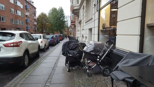 La extraña costumbre de las madres en Noruega: dejan a sus bebés en la vereda mientras toman café