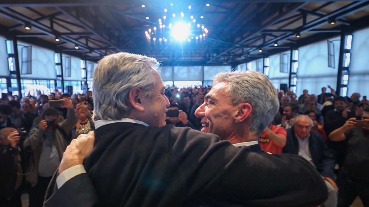 El presidente Alberto Fernández y el exministro fallecido Mario Meoni. (Archivo)