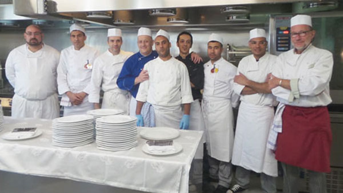 Cuatro cocineros y cuatro mozos son internos. El restaurante está decorado con fotos de cárceles famosas.