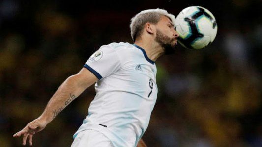 ¡Que mala suerte! El Kun cabeceó de gran manera, pero el travesaño le negó el empate