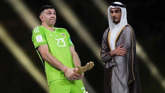 El jeque que se sorprendió por el gesto del Dibu Martínez quiere comprar un histórico club: Oferta total