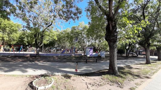 Quilmes: mataron de una puñalada a un hombre en una plaza y detienen a una mujer por el hecho