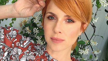 carla peterson mostro una fotos de unos pies y desato la polemica: ¿de quien son?