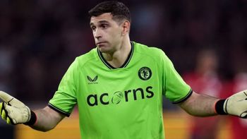 la chicana del dibu martinez tras atajar dos penales y hacer enojar a los hinchas del lille la chicana del dibu martinez tras atajar dos penales y hacer enojar a los hinchas del lille