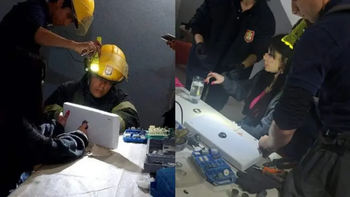 ¡Ayuda, bomberos! Apretó el botón del inodoro y le quedó atrapado el dedo