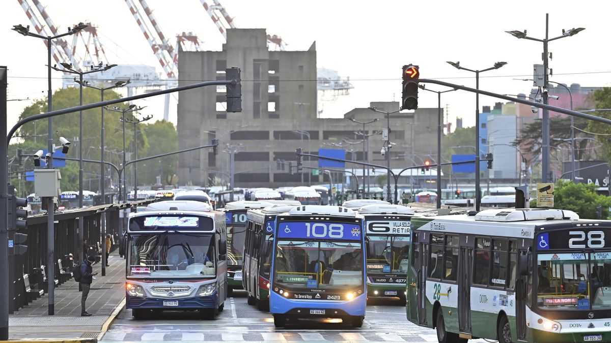 Colectivos en crisis: el Gobierno se reúne con empresarios para evitar más recortes en el AMBA