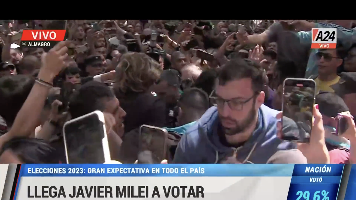 Milei Votó Entre Una Multitud Que Lo Esperó Y Le Cantó El Feliz Cumpleaños