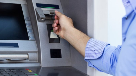 La policía detuvo a un hombre que retiraba dinero de los cajeros con tarjetas clonadas