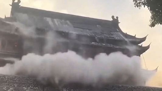 El riesgoso momento en que se derrumbó un monumento histórico rodeado de turistas