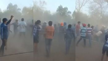 Escándalo en un Hipódromo: la batalla se desató luego de que el caballo favorito pierda y los propietarios acusaron a sus rivales de haberle tirado piedras. (Foto: Captura Video) Escándalo en un Hipódromo: la batalla se desató luego de que el caballo favorito pierda y los propietarios acusaron a sus rivales de haberle tirado piedras. (Foto: Captura Video)