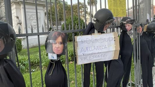 Buscan a los responsables de colgar muñecos de dirigentes del oficialismo ahorcados durante el tractorazo