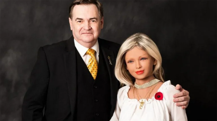 La increíble historia del hombre que se enamoró de una robot y ahora piensa en casarse