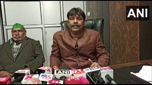 Solo fue una palmadita con cariño: un anciano le dio un cachetazo a un diputado indio y estallaron los memes